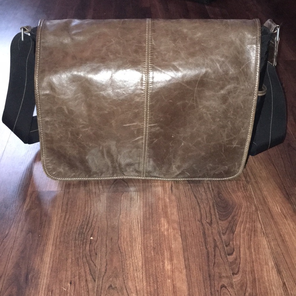 Perry Ellis distressed leather flap laptop bag
